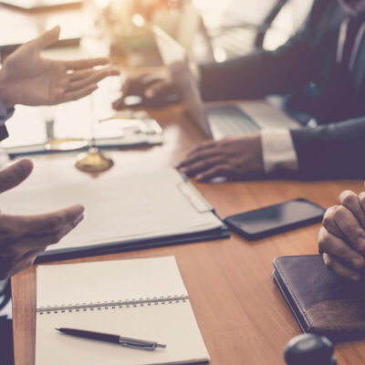 Doradca podatkowy dla branży ocenia transakcje od umowy po faktury, korekty i ewidencje, wskazuje dane, ryzyka i spójność z księgowością.