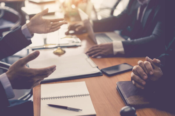 Doradca podatkowy dla branży ocenia transakcje od umowy po faktury, korekty i ewidencje, wskazuje dane, ryzyka i spójność z księgowością.