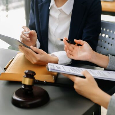 Kompleksowa obsługa prawna firm porządkuje umowy i procedury, wykrywa niejasności i ułatwia negocjacje oraz wybór ścieżki sporu bez eskalacji.