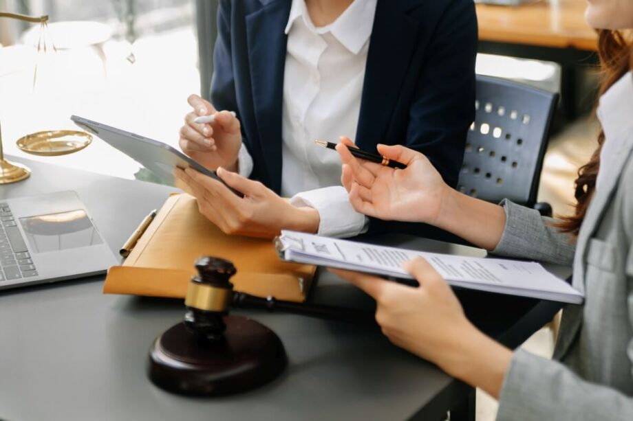 Kompleksowa obsługa prawna firm porządkuje umowy i procedury, wykrywa niejasności i ułatwia negocjacje oraz wybór ścieżki sporu bez eskalacji.