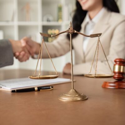 Kompleksowa obsługa prawna firm to stałe wsparcie w umowach, windykacji i sporach, audyt dokumentów, procedury oraz konsultacje ograniczające ryzyka.