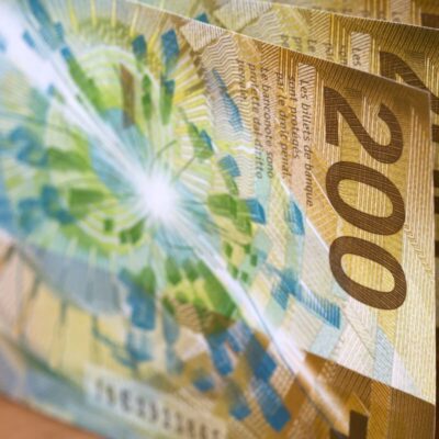 Pomoc frankowiczom obejmuje negocjacje ugodowe z bankiem: analizę umowy i spłat, ocenę ryzyk oraz weryfikację skutków prawnych i podatkowych ugody.