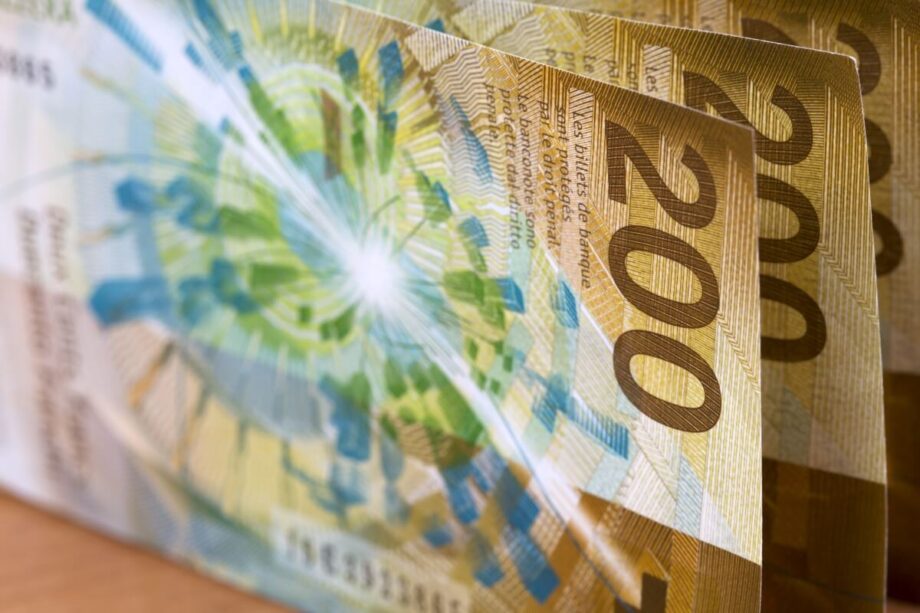 Pomoc frankowiczom obejmuje negocjacje ugodowe z bankiem: analizę umowy i spłat, ocenę ryzyk oraz weryfikację skutków prawnych i podatkowych ugody.